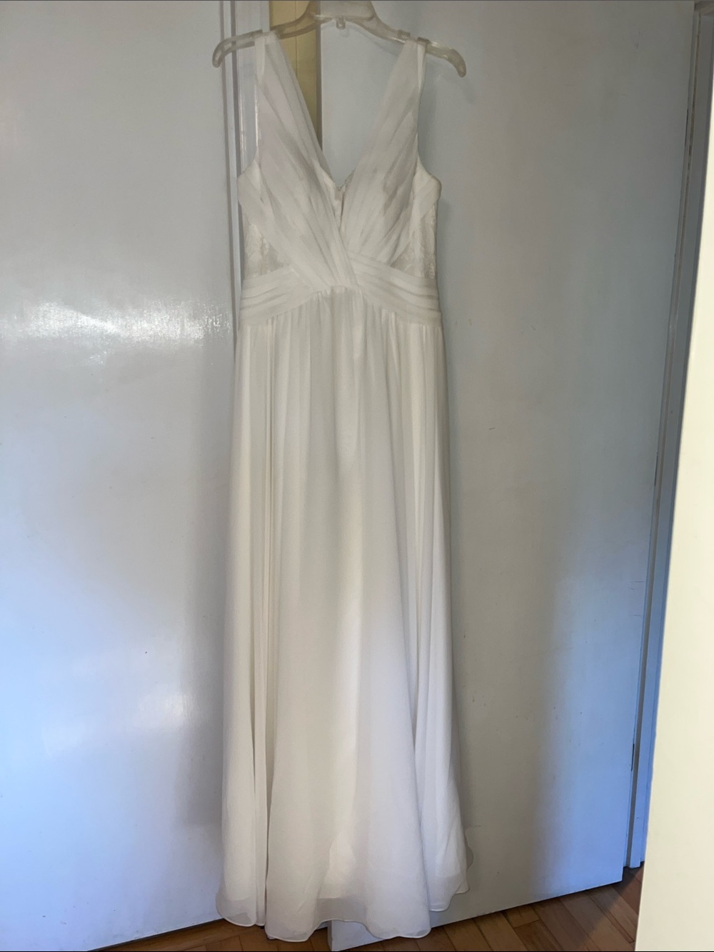 Elegant White V-Neck Chiffon Wedding Dress